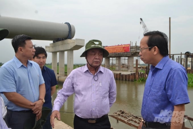 Bộ trưởng Bộ NN-PTNT Lê Minh Hoan kiểm tra, khảo sát các công trình thủy lợi tại Tây Ninh. Ảnh: Trần Trung.