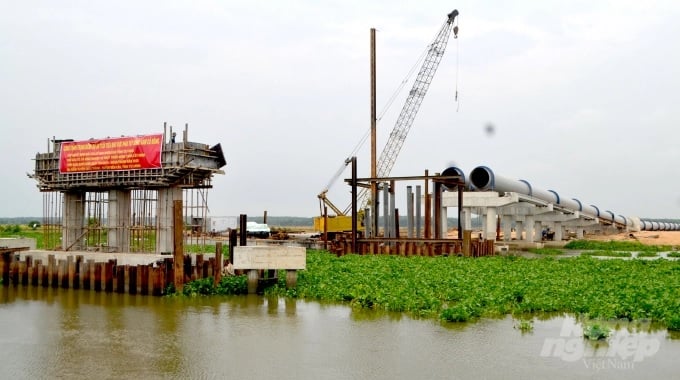 Hệ thống kênh chuyển nước thuộc Dự án tưới tiêu khu vực phía Tây sông Vàm Cỏ Đông đang hoàn thành theo tiến độ có vai trò quan trọng thúc đẩy ngành thủy sản địa phương. Ảnh: Trần Trung.