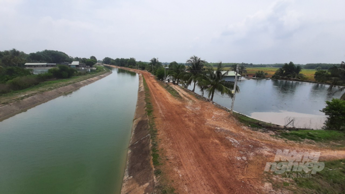 Người dân nuôi thủy sản cạnh tuyến kênh TN17 đoạn chảy qua địa phận huyện Châu Thành (Tây Ninh). Ảnh: Trần Trung.
