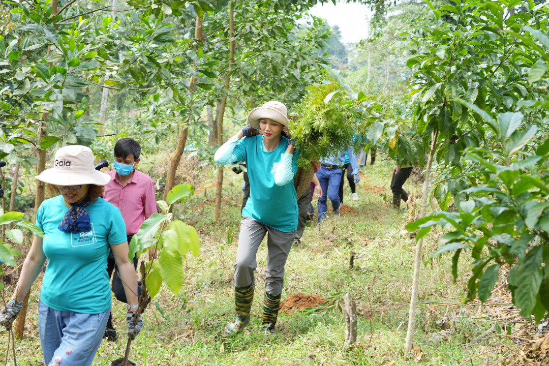 Miss H'Hen Nie participated in afforestation activities. Photo: Gaia.