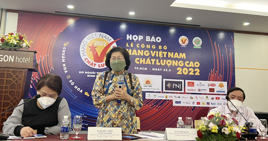Bà Vũ Kim Hạnh, Chủ tịch Hội Doanh nghiệp Hàng Việt Nam chất lượng cao phát biểu tại buổi họp báo. Ảnh: Nguyễn Thủy.