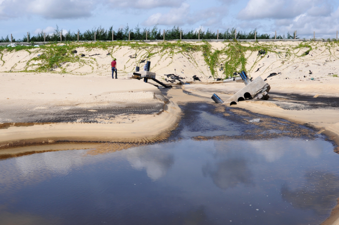 In the process of aquaculture, enterprises are not aware of environmental protection. Photo: KS.