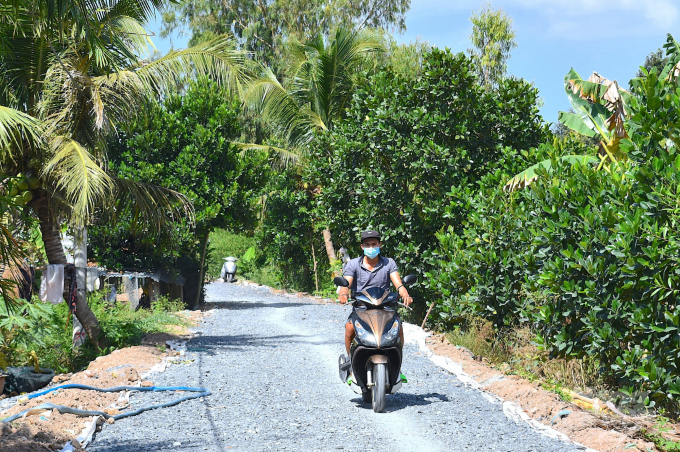 Completion rate of road works to transport agricultural products in My Tan commune, Cai Be district (Tien Giang) reaches about 70% of the volume. Photo: Minh Dam.