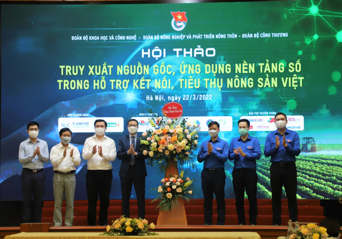 Lãnh đạo Bộ NN-PTNT, Bộ Khoa học và Công nghệ, Bộ Công thương chúc mừng và giao nhiệm vụ cho Bí thư Đoàn tTanh niên 3 Bộ. Ảnh: ĐTN.