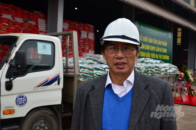 Ông Phùng Hà - Tổng thư ký Hiệp hội Phân bón Việt Nam đi thăm công nghệ sản xuất lân vi sinh của Lâm Thao. Ảnh: Dương Đình Tường.