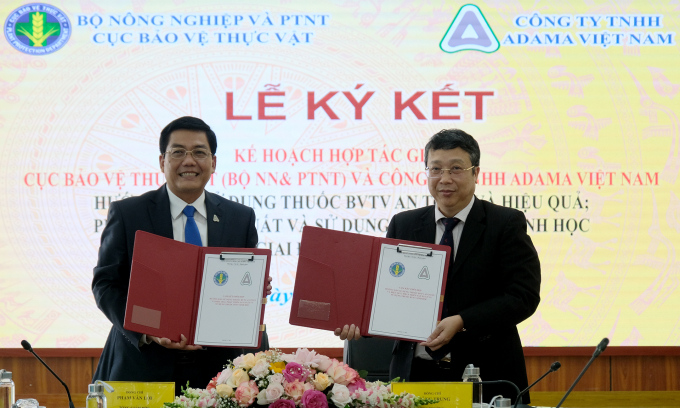 Director of Department of Plant Protection Hoang Trung (right) and General Director of Adama Vietnam Co., Ltd. Pham Van Loi signing a memorandum of cooperation. Photo: Bao Thang.