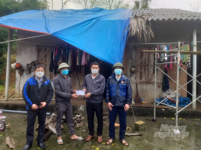 Chính quyền địa phương tỉnh Tuyên Quang đến thăm hỏi, động viên những gia đình bị ảnh hưởng do mưa giông. Ảnh: CTV.