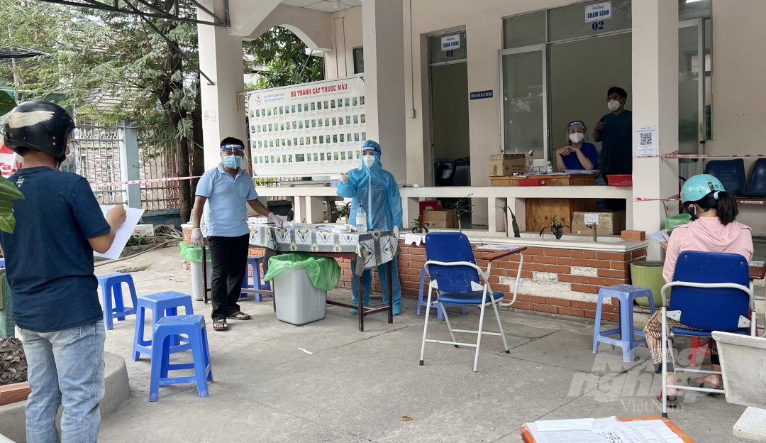 Người dân đến khai báo y tế tại Trạm y tế phường Tam Phú, TP Thủ Đức. Ảnh: Nguyễn Thủy.