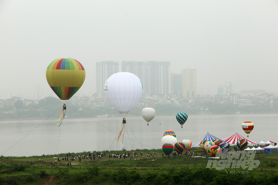 Đây là lần đầu tiên ở Việt Nam bay cùng lúc nhiều khinh khí cầu (KKC) nhất để tạo nên hình ảnh đẹp mắt phục vụ công chúng đến xem. Các KKC to lớn đa sắc màu đẹp đẽ bay lên cao như những đóa hoa xuân nở rộ lộng lẫy giữa bầu trời Thủ đô.