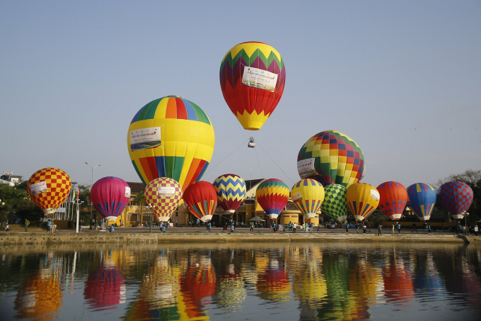 Sẽ có 17 chiếc khinh khí cầu đủ màu sắc được bố trí bay cố định bên sông Hoài (TP Hội An). Ảnh: L.K.