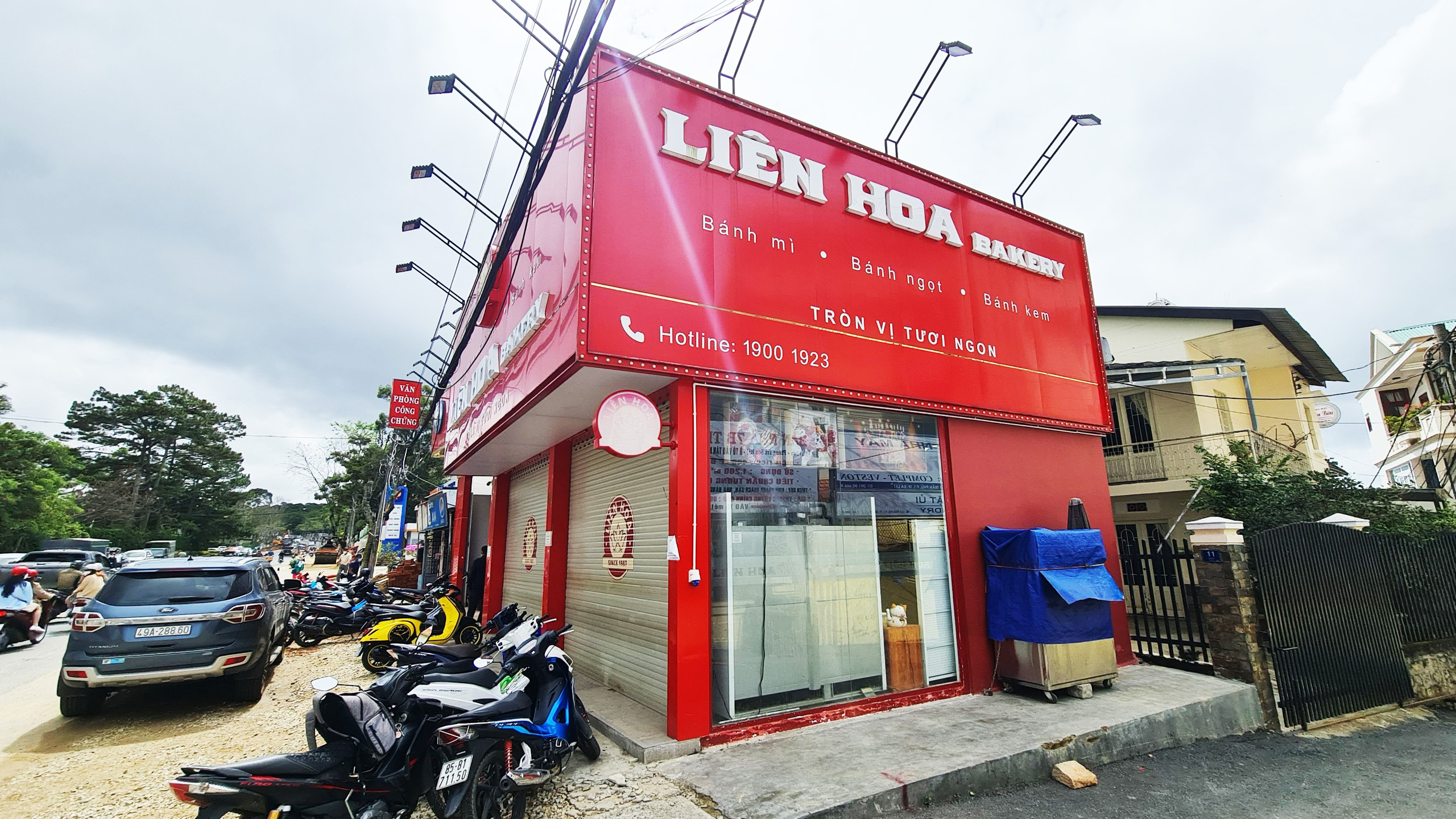 Tiệm bánh mì Liên Hoa trên đường Trần Phú (Đà Lạt, Lâm Đồng) bị đình chỉ hoạt động sau vụ 133 người nhập viện cấp cứu. Ảnh: V.L.