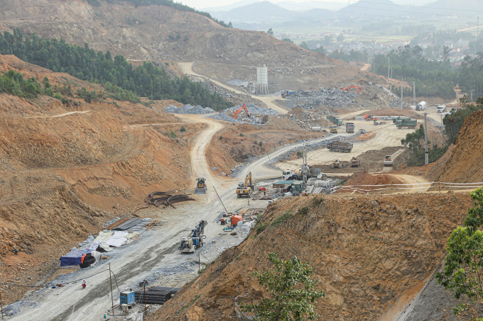 Thi công cao tốc Bắc - Nam qua địa bàn Nghệ An cần khối lượng vật liệu khổng lồ để phục vụ quá trình san lấp. Ảnh: Giao thông.
