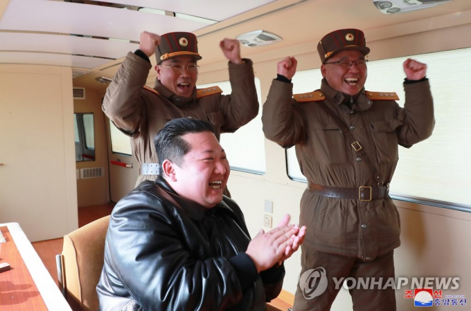 Hình ảnh nhà lãnh đạo Triều Tiên Kim Jong-un vui mừng sau khi tên lửa đạn đạo xuyên lục địa (ICBM) Hwasong-17 được phóng từ Sân bay Quốc tế Bình Nhưỡng vào ngày 24 tháng 3 năm 2022. Ảnh: KCNA/Yonhap