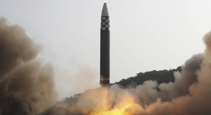 Tên lửa đạn đạo xuyên lục địa (ICBM) Hwasong-17 rời bệ phóng hôm 24/3/2022. Ảnh: AP