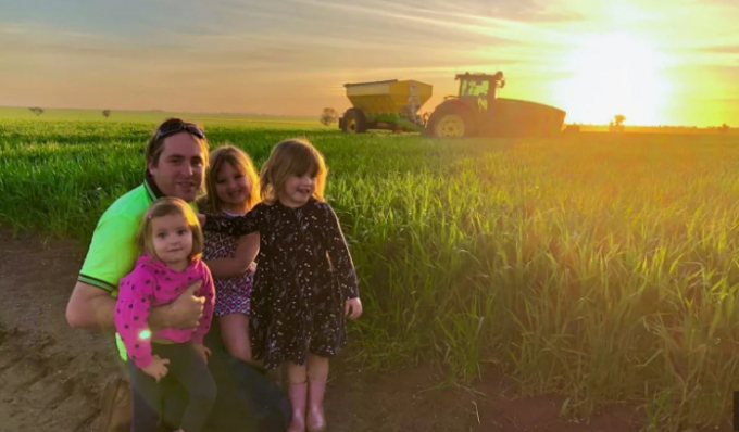 Victorian grain farmer Jonathan Dyer and his children. Photo: SMH