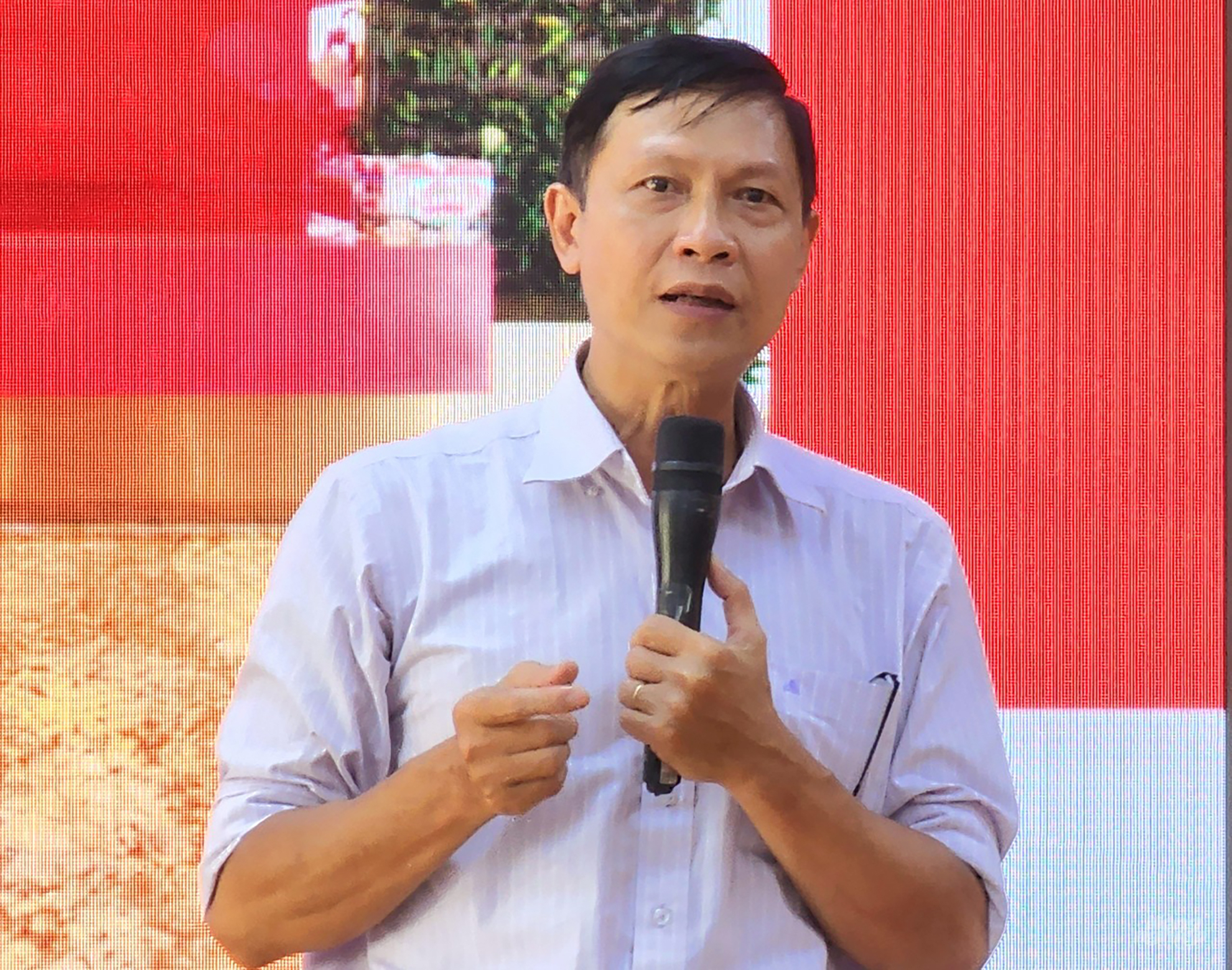 Ông Trần Quốc Toản, Phó Tổng Giám đốc Điện Quang chia sẻ tại buổi lễ. Ảnh: Minh Sáng.