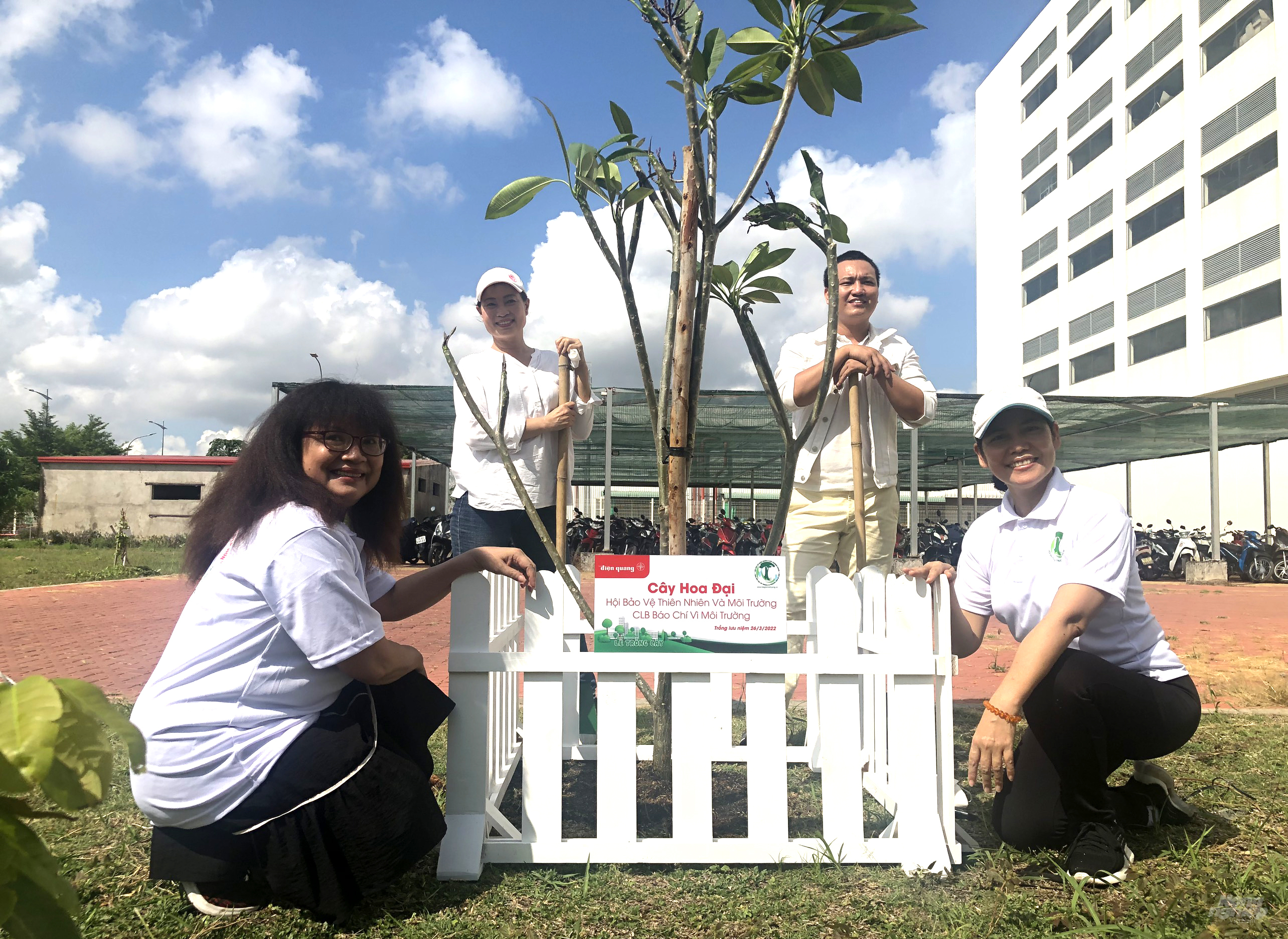 Các thành viên của Hội Bảo vệ Thiên nhiên và Môi Trường TP.HCM tham gia trồng cây tại Nhà máy Điện Quang Công nghệ cao. Ảnh: Minh Sáng.