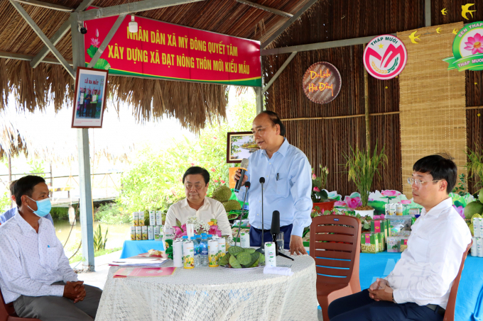 Chủ tịch nước Nguyễn Xuân Phúc đánh giá cao cách làm nông nghiệp của Đồng Tháp. Ảnh: Lê Hoàng Vũ.