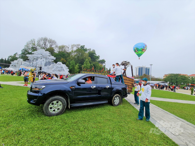 Trở các thiết bị chuẩn bị bay đến điểm bay.