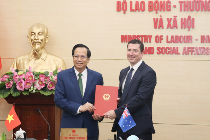 Bộ trưởng Bộ LĐ-TBXH Đào Ngọc Dung trao lại Bản ghi nhớ cho đại diện Chính phủ Australia tại Việt Nam. Ảnh: CTT Bộ LĐ-TBXH.