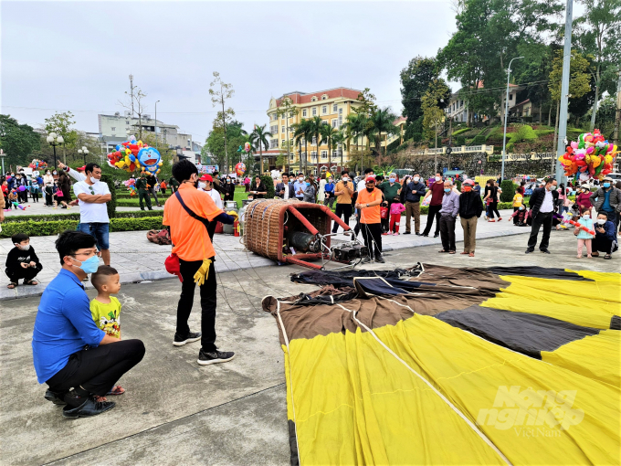 Kiểm tra quả bóng khí cầu và giá đứng trước khi bay.