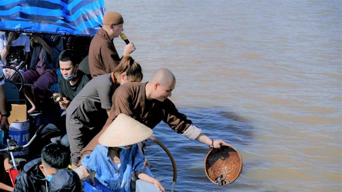Các chư tăng, phật tử chùa Đức Quang (TP. HCM) thả cá phóng sinh nhân mùa Vu Lan báo hiếu ngày 9/9/2020. Ảnh: Phatgiao.org.vn.