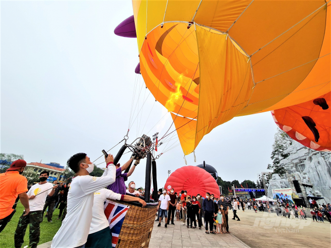 Các khinh khí cầu được bố trí bay treo cố định trên không trung và trình diễn ánh sáng khinh phí cầu về đêm tại Quảng trường Nguyễn Tất Thành, thành phố Tuyên Quang; sân vận động Nà Tông, xã Thượng Lâm, huyện Lâm Bình và Quảng trường Tân Trào, huyện Sơn Dương và bay theo đường bay xác định trong khu vực thành phố Tuyên Quang và xã Thượng Lâm, huyện Lâm Bình.