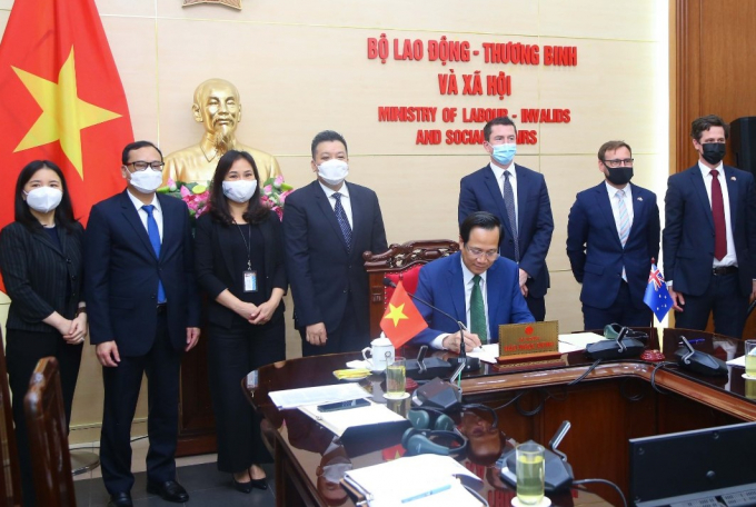 Bộ trưởng Bộ LĐ-TBXH Đào Ngọc Dung ký kết Bản ghi nhớ dưới sự chứng kiến của nhiều đại biểu từ hai quốc gia. Ảnh: CTT Bộ LĐ-TBXH.