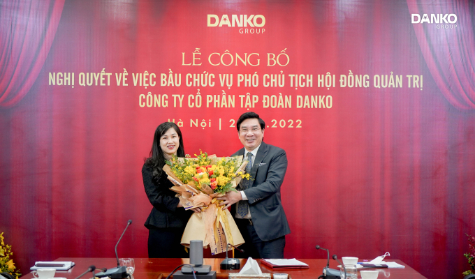 Ông Đàm Quốc Hiệp tặng hoa chúc mừng bà Trần Thị Thu Thủy, tân Phó Chủ tịch HĐQT Danko Group.
