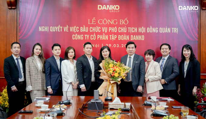 Bà Trần Thị Thu Thủy chụp ảnh lưu niệm của các thành viên, lãnh đạo Danko Group.