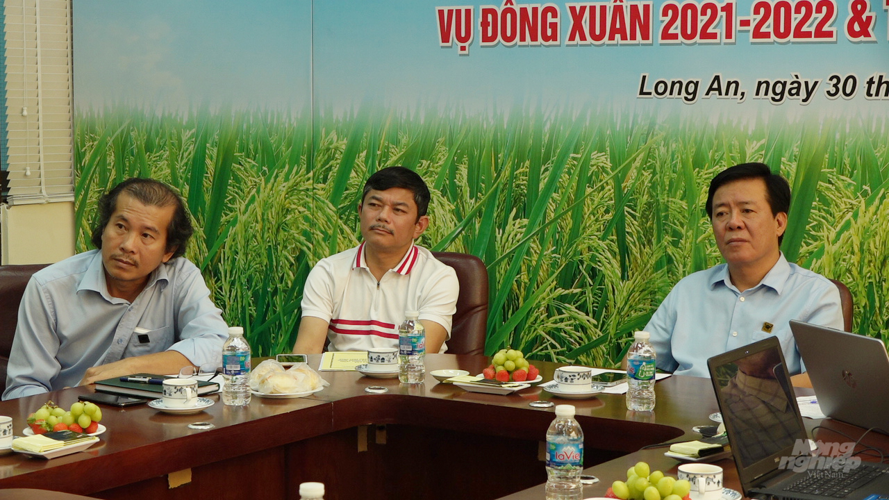 Delegates attended and followed the conference reviewing the smart rice farming program for the Winter-Spring crop 2021-2022. Photo: Minh Sang.