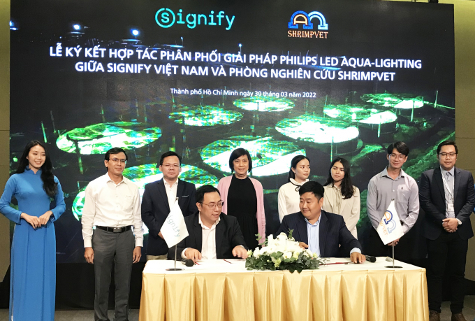 Đại diện Signify Việt Nam và ShrimpVet ký kết thỏa thuận hợp tác phân phối giải pháp chiếu sáng Philips LED Aqualighting.