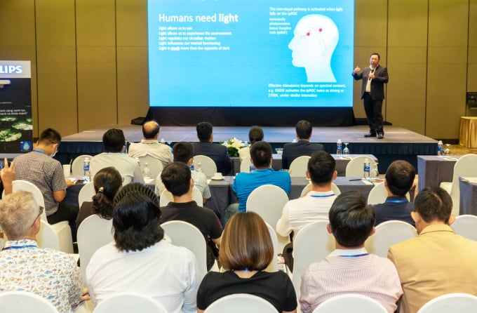 Ông Mai Văn Hà - Giám đốc kênh phân phối chuyên dụng của Signify Việt Nam trình bày giải pháp Philips AquaAdvance.