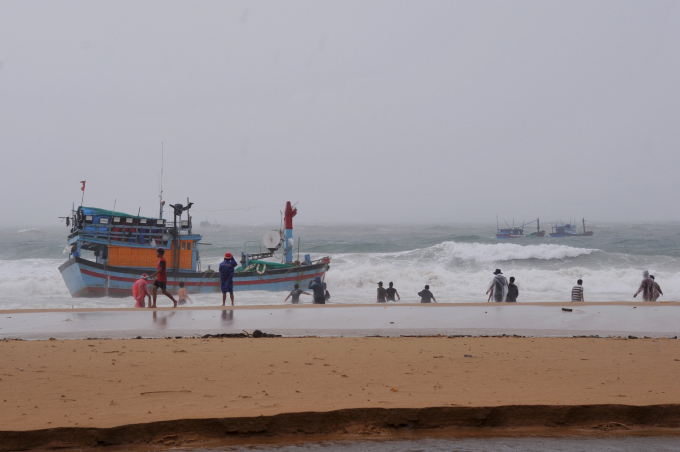 Nhiều tàu thuyền ở Phú Yên bị sóng biển đánh chìm. Ảnh: NC.