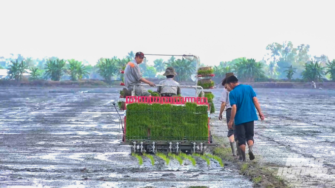 Farmers have bravely changed their farming habits with the introduction of mechanization to production. Photo: Kim Anh.