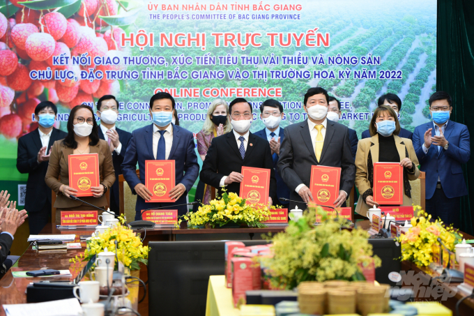 Related businesses and units signing a Memorandum of Understanding to export lychees to the US market. Photo: Tung Dinh.