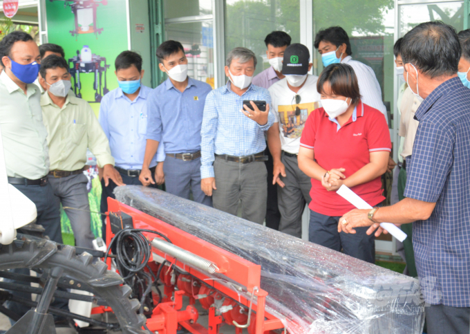 Nông dân có thể chỉ chọn mua giàn sạ cụm của Hàn Quốc, sử dụng đầu máy cày để kéo, loại máy nông cụ rất phổ biến ở ĐBSCL, nhằm giảm chi phí đầu tư. Ảnh: Trung Chánh.