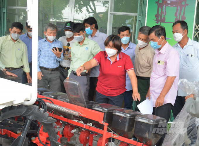 Farmers are very excited to be introduced to cluster sowing machines as it not only helps to reduce the amount of seed rice but also is a premise to apply other measures to achieve optimal rice production. Photo: Trung Chanh.