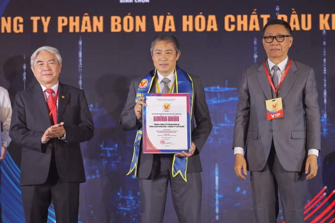 Ông Đoàn Quốc Quân, Phó ban Nghiên cứu Phát triển và Thi trường, Tổng Công ty Phân bón và Hóa chất Dầu khí (giữa) đại diện PVFCCo đón nhận danh hiệu Hàng Việt Nam chất lượng cao do người tiêu dùng bình chọn 19 năm liên tục.