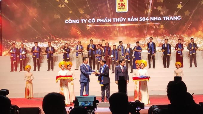 Công ty Cổ phần Thủy sản 584 Nha Trang với thương hiệu nước mắm 585 Nha Trang vinh dự nhận giải thưởng Sao Vàng Đất Việt. Ảnh: NT.