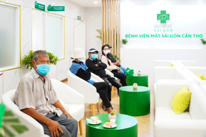 Khu khám VIP tại bệnh viện Mắt Sài Gòn Cần Thơ, khách hàng có thể chọn lựa đa dạng các loại phương pháp điều trị nhãn khoa chất lượng cao. Ảnh: Lê Hoàng Vũ.