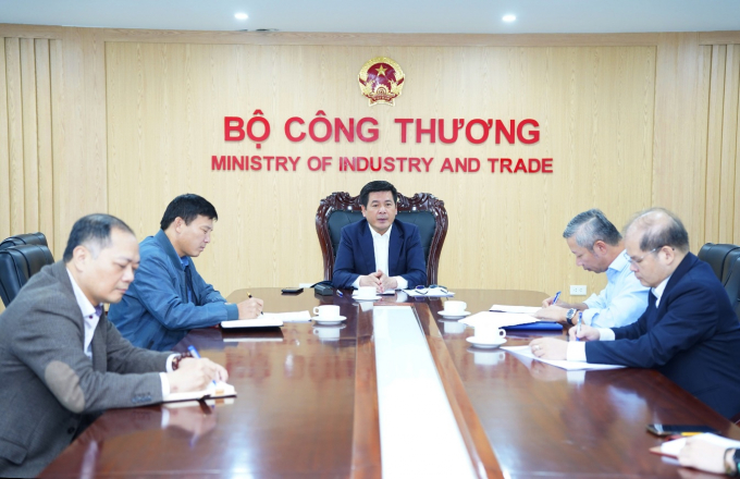 Bộ trưởng Nguyễn Hồng Diên họp với các Cục, Vụ chuyên môn vào ngày 1/4.