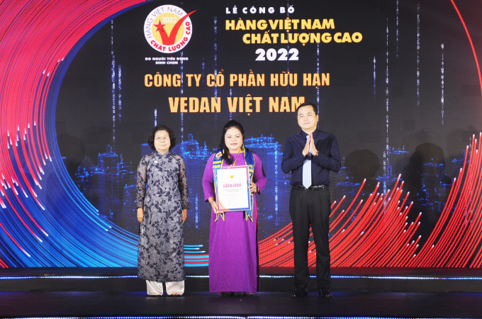 Bà Nguyễn Thu Thủy - Phó Giám đốc đối ngoại đại diện Vedan Việt Nam nhận chứng nhận HVNCLC 2022.