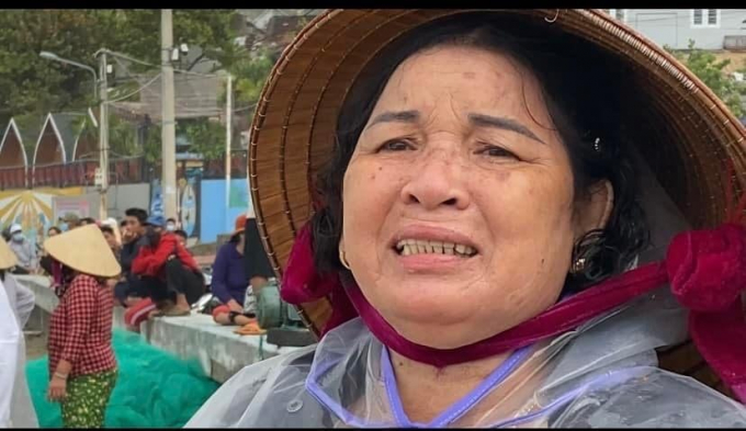 Bà Trần Thị Sính (62 tuổi) ở thôn Lý Hòa (xã Nhơn Lý), người có chiếc tàu công suất 22 CV bị chìm khóc nức nở. Ảnh: V.Đ.T.