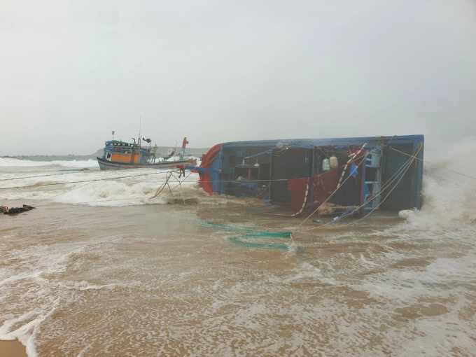 Hàng loạt tàu thuyền ở Phú Yên bị sóng biển đánh chìm. Ảnh: T.Th.