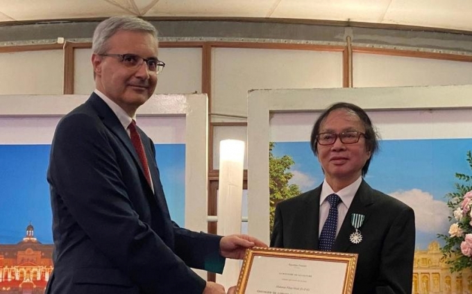 Đạo diễn Đặng Nhật Minh nhận Huân chương Hiệp sĩ tại Đại sứ quán Pháp.