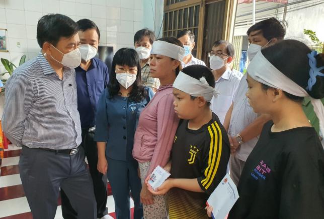 Thứ trưởng Bộ NN-PTNT Nguyễn Hoàng Hiệp (bìa trái) thăm hỏi gia đình có người tử vong do đợt mưa lớn, lốc xoáy bất thường. Ảnh: T.Th.