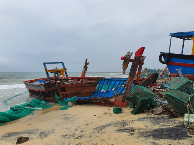 Tỉnh Phú Yên có trên 117 ghe, tàu đánh cá công suất nhỏ bị gió lốc, sóng biển đánh chìm. Ảnh: T.Th.