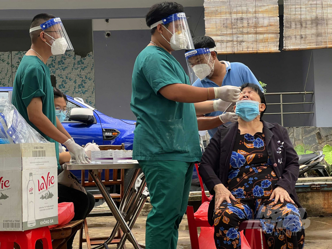 Trạm y tế phường Tam Phú tiến hành xét nghiệm tầm soát Covid-19 cho nhóm người từ 65 tuổi trở lên. Ảnh: Nguyễn Thủy.