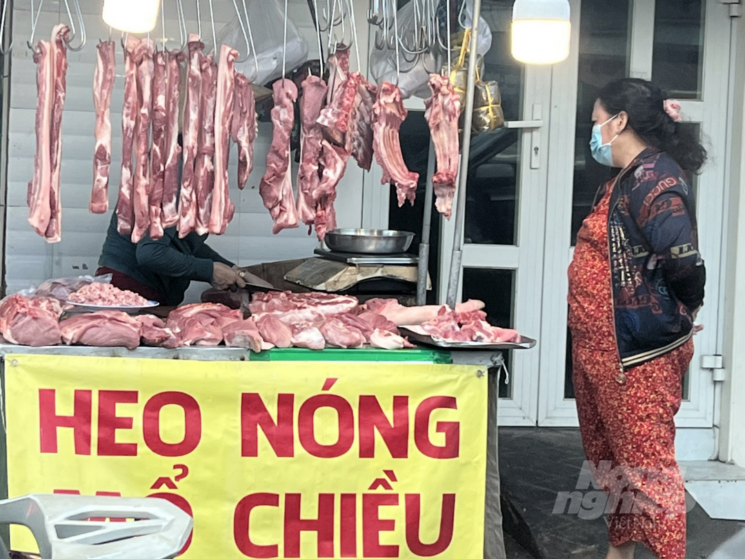 Một điểm bán thịt heo tại phường Hiệp Bình Chánh, TP Thủ Đức. Ảnh: Nguyễn Thủy.